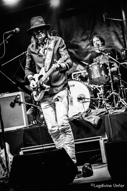 B&W-CarlWyatt-and-TheDeltaVoodooKings-BluesnRockinBeaufort-Luxembourg-13082016-by-Lugdivine-Unfer-465.jpg