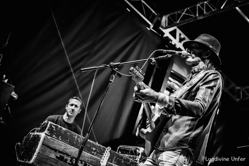 B&W-CarlWyatt-and-TheDeltaVoodooKings-BluesnRockinBeaufort-Luxembourg-13082016-by-Lugdivine-Unfer-481.jpg