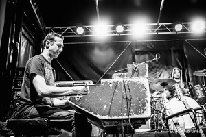 B&W-CarlWyatt-and-TheDeltaVoodooKings-BluesnRockinBeaufort-Luxembourg-13082016-by-Lugdivine-Unfer-491