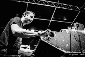 B&W-CarlWyatt-and-TheDeltaVoodooKings-BluesnRockinBeaufort-Luxembourg-13082016-by-Lugdivine-Unfer-512