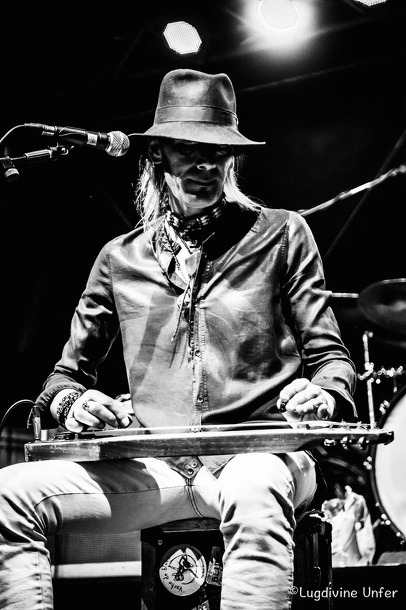 B&W-CarlWyatt-and-TheDeltaVoodooKings-BluesnRockinBeaufort-Luxembourg-13082016-by-Lugdivine-Unfer-529.jpg