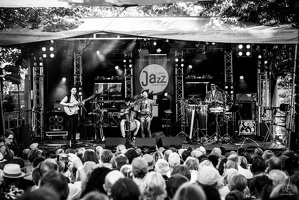 LuciaDeCarvalho-B&amp;W-AuGresDuJazz-LaPetitePierre-2022-by-LugdivineUnfer-46
