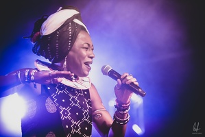 FatoumataDiawara-colors-AuGresDuJazz-LaPetitePierre-2022-by-LugdivineUnfer-234